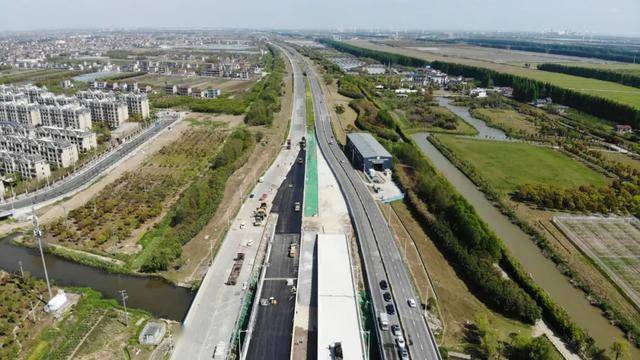 好消息两港大道多路段沥青铺设有序推进吹响全线贯通冲锋号