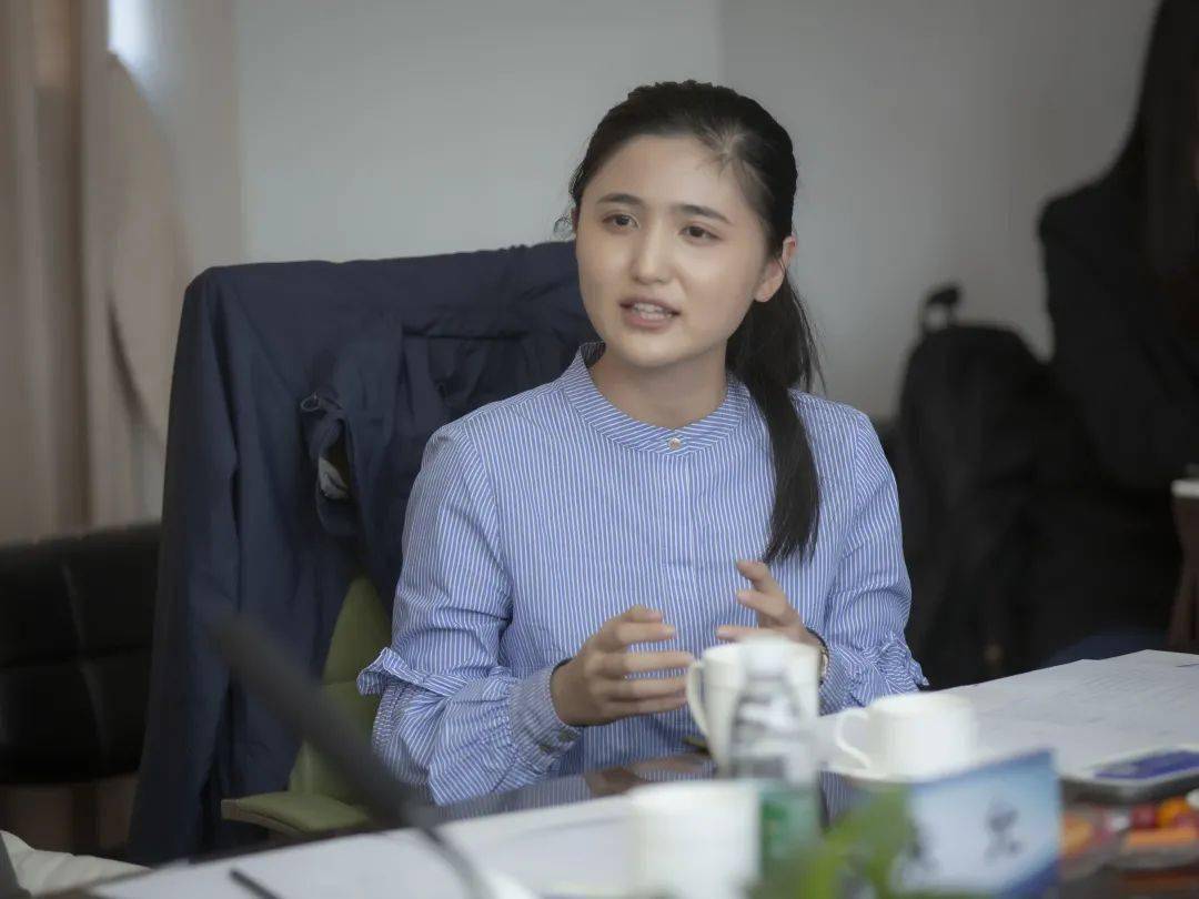分集编导季家希和制片主任张雅涵分别在研讨会发言中国传媒大学新闻