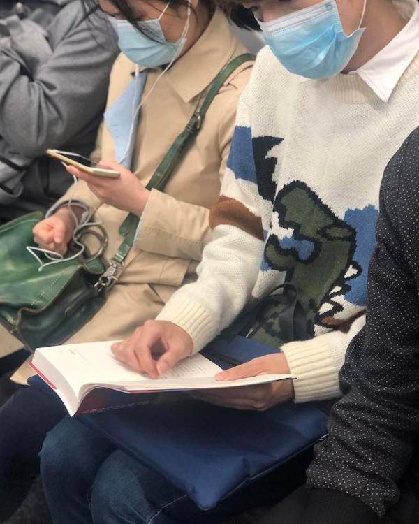 上海地铁上的读书人,最近一年在读什么?