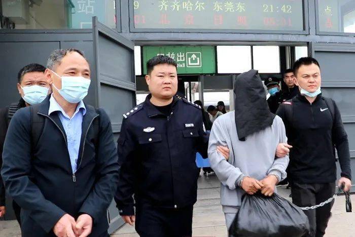 4月19日,郓城县公安局将参与爆炸案致人死亡的在逃25年的犯罪嫌疑人苑