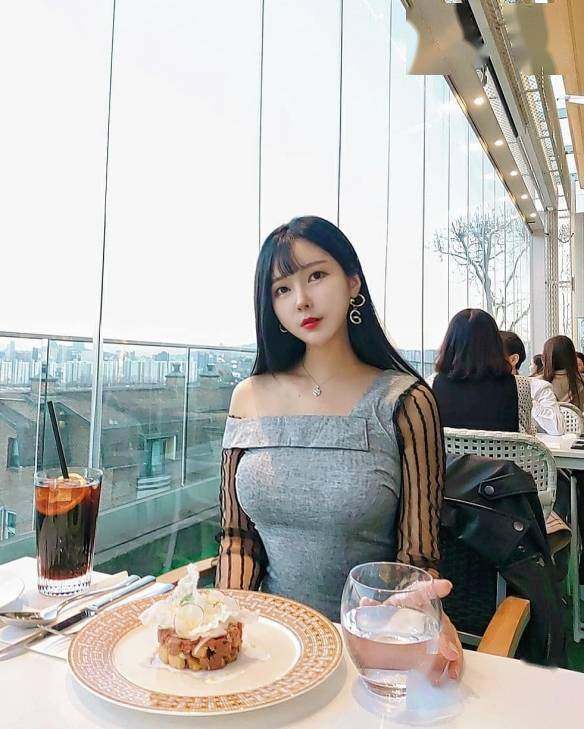 小萌妹变性感大姐姐韩国赛车女郎cos成年版祢豆子