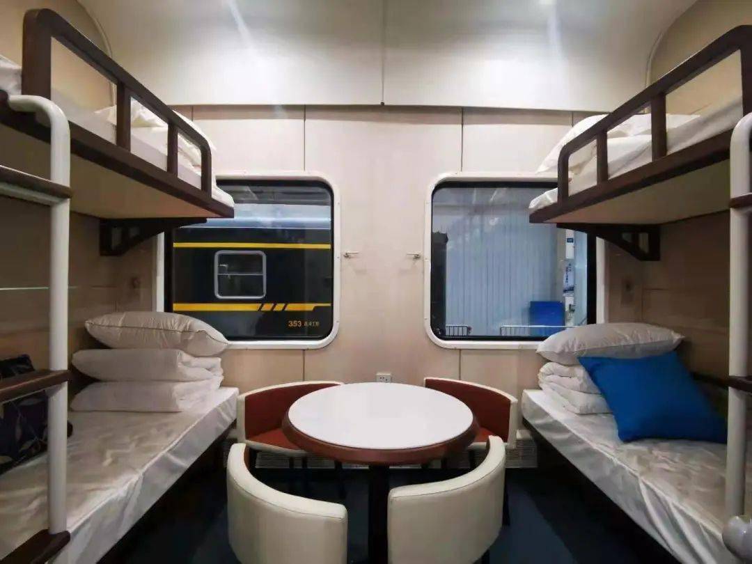 12306可以预定熊猫专列啦单人1180元起可以打麻将还能k歌洗澡安排一下