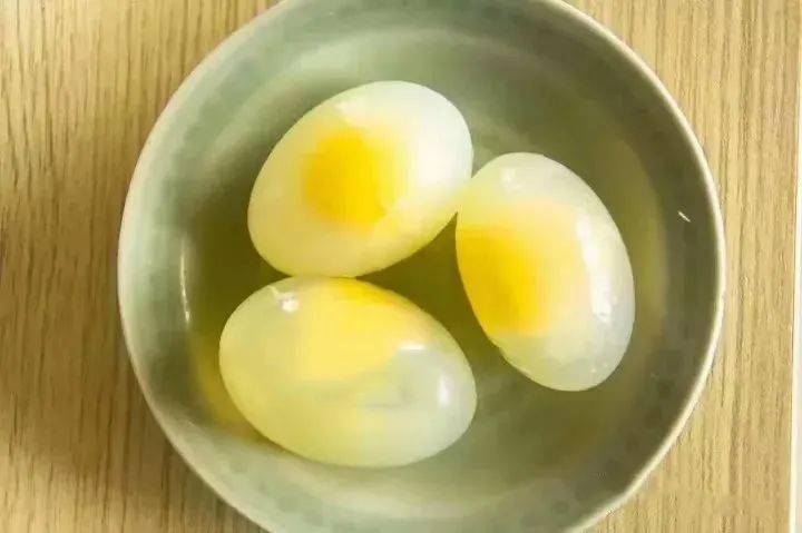 煮熟的鸽子蛋照片图片
