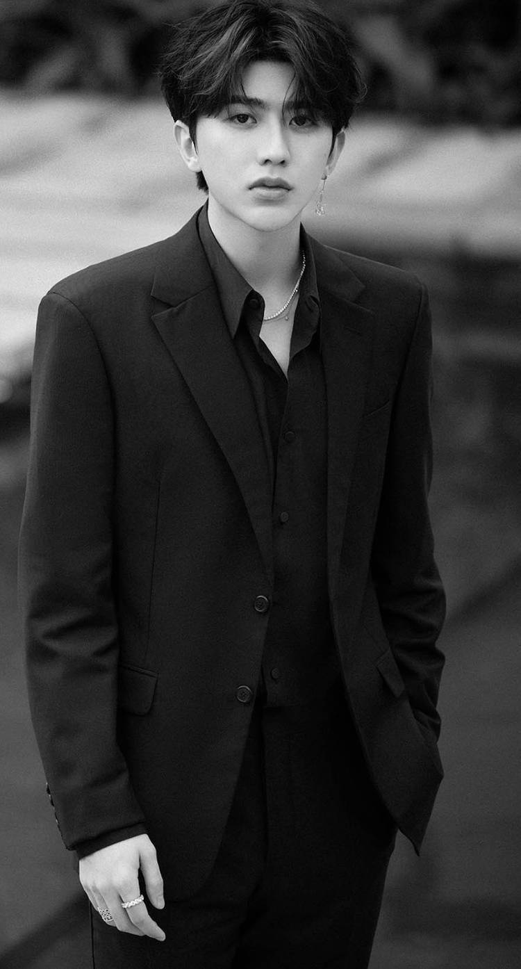 蔡徐坤prada晚宴造型图及下班饭拍分享吉他耳坠晃进每一个lsp的心里