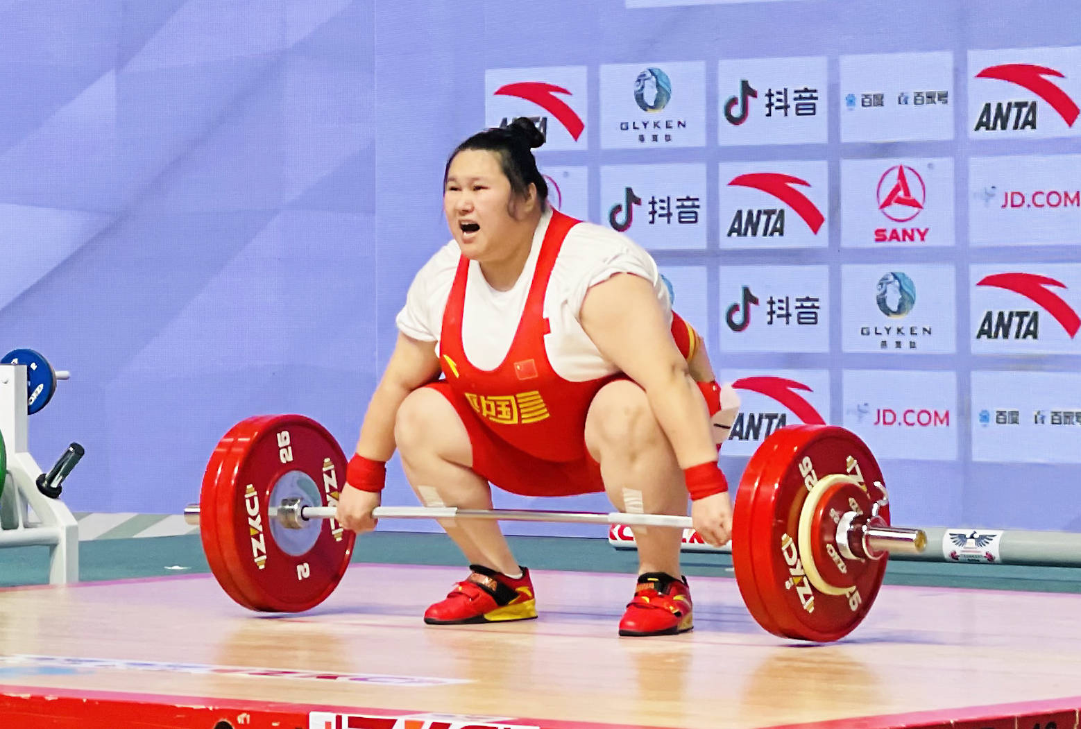 举重——亚锦赛:李雯雯打破三项世界纪录摘金