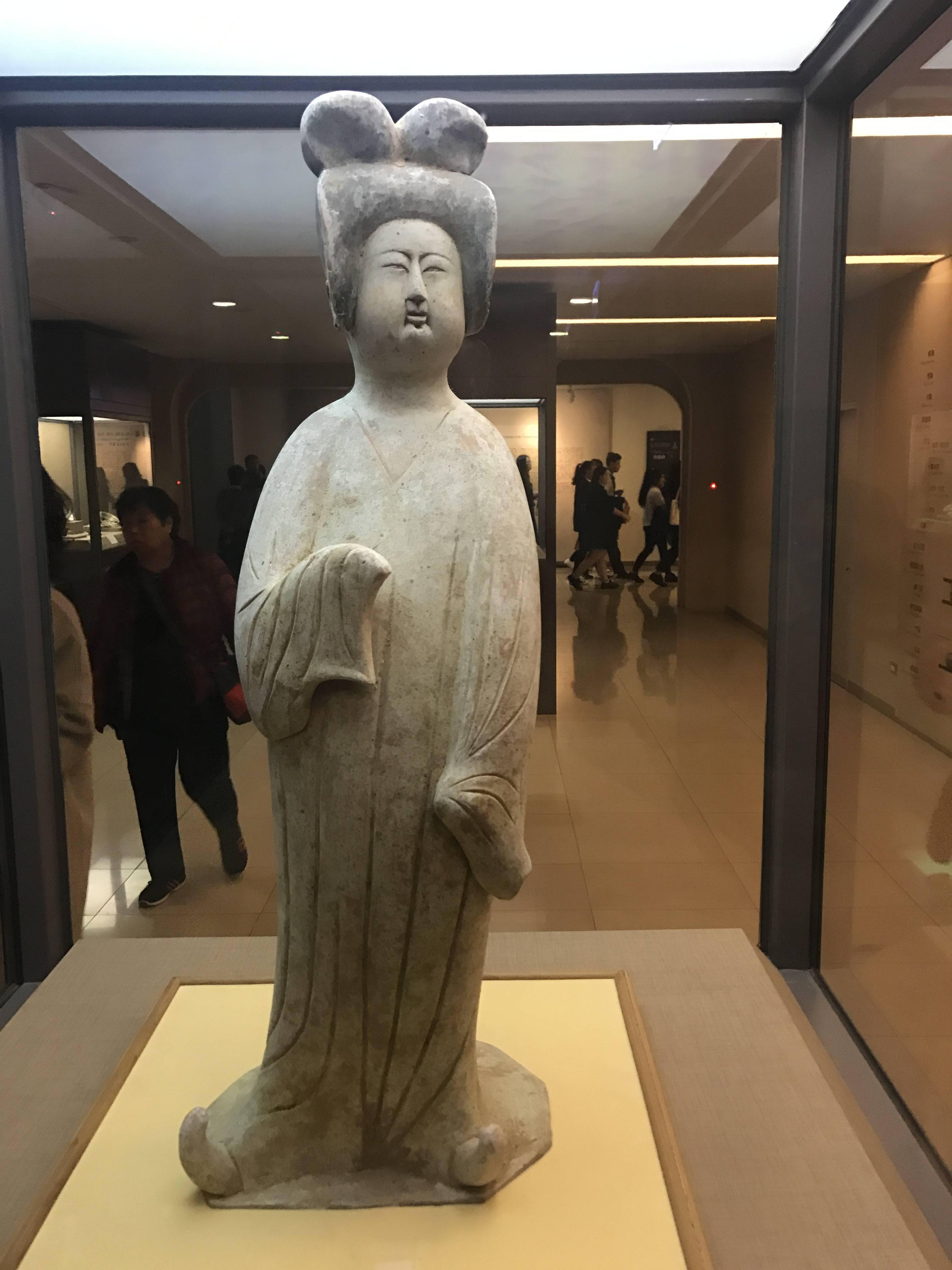 看见文物| 灰陶加彩仕女俑：雕出唐朝女性的自信_手机搜狐网