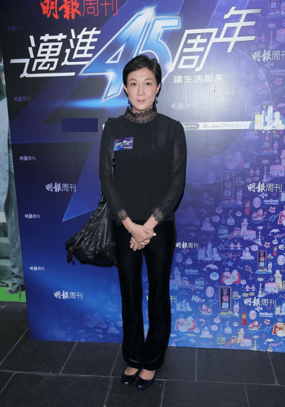 吴绮莉穿得真挺清凉透肉的上衣还挺迷人的大长腿又细又直