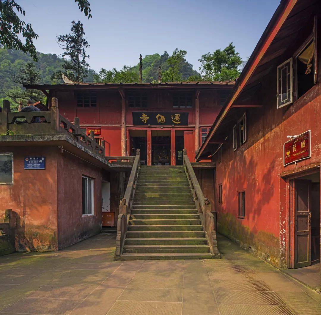 红色的建筑在缥缈的烟雾中若隐若现相传有人在这乘龙升仙再看"遇仙寺"