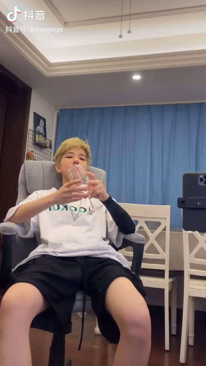 把酒给满上王佳萱的抖音maria变装
