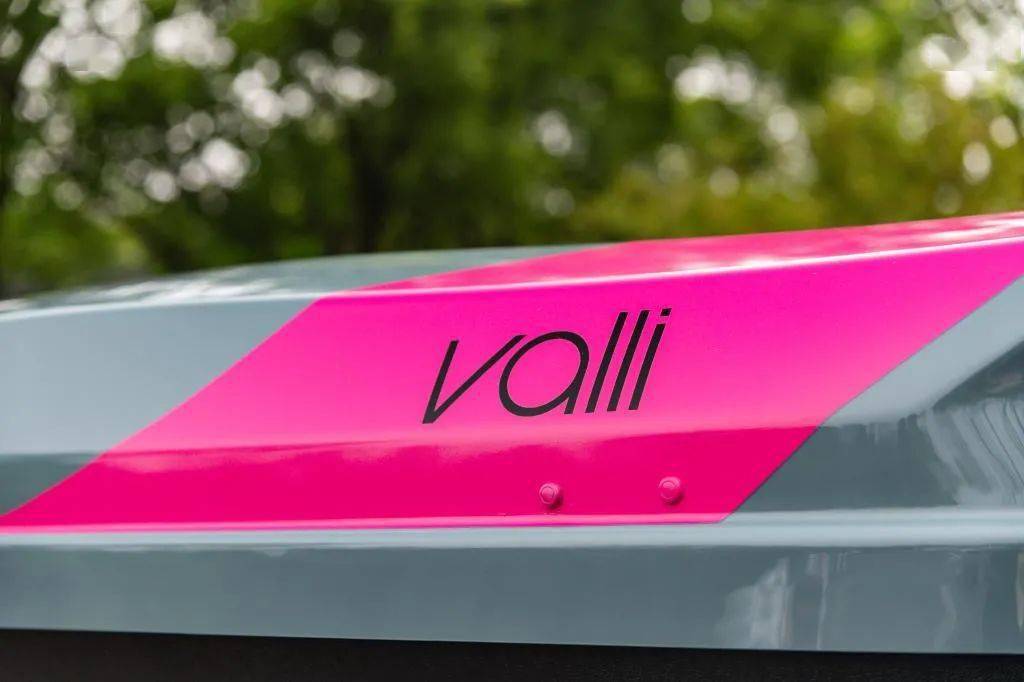 五菱在近些年打造出不少爆款车型除了产品本身时尚化的特质之外较低的