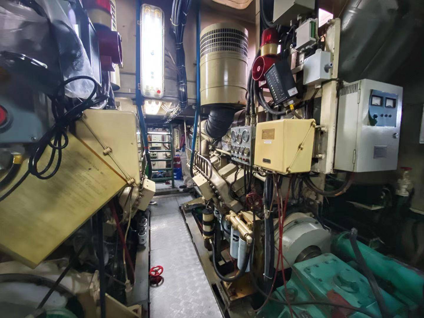 狭小闷热的轮机室这时,轮机长季冯正也刚从主甲板下的轮机室里钻出来.