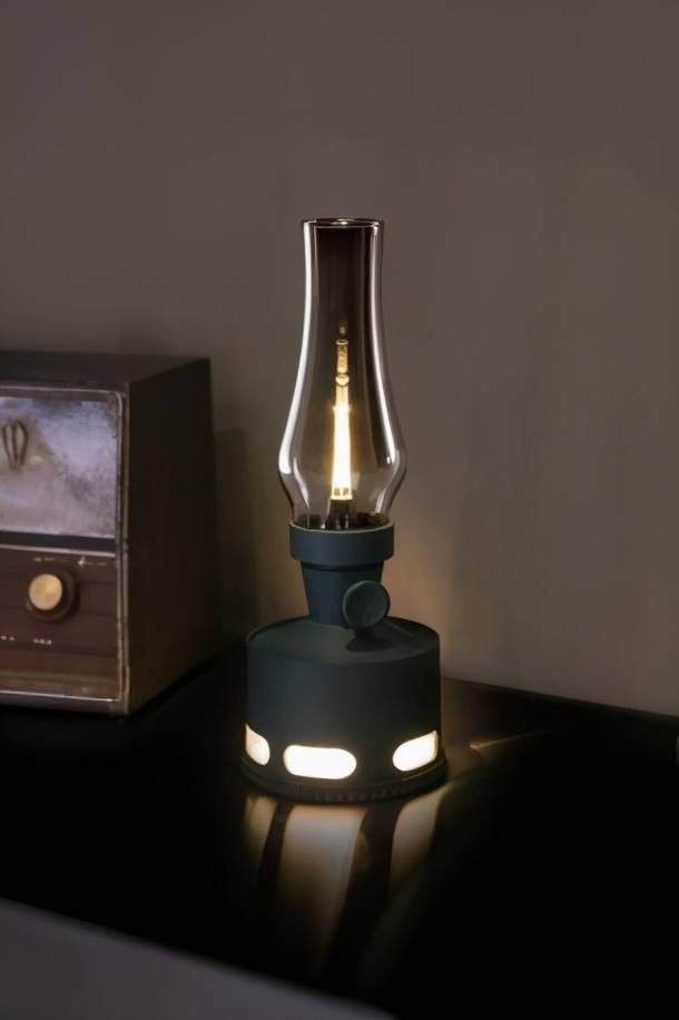 (新特丽后装照明部分原创设计代表产品:寒窗,琥珀,提梁手灯系列)经