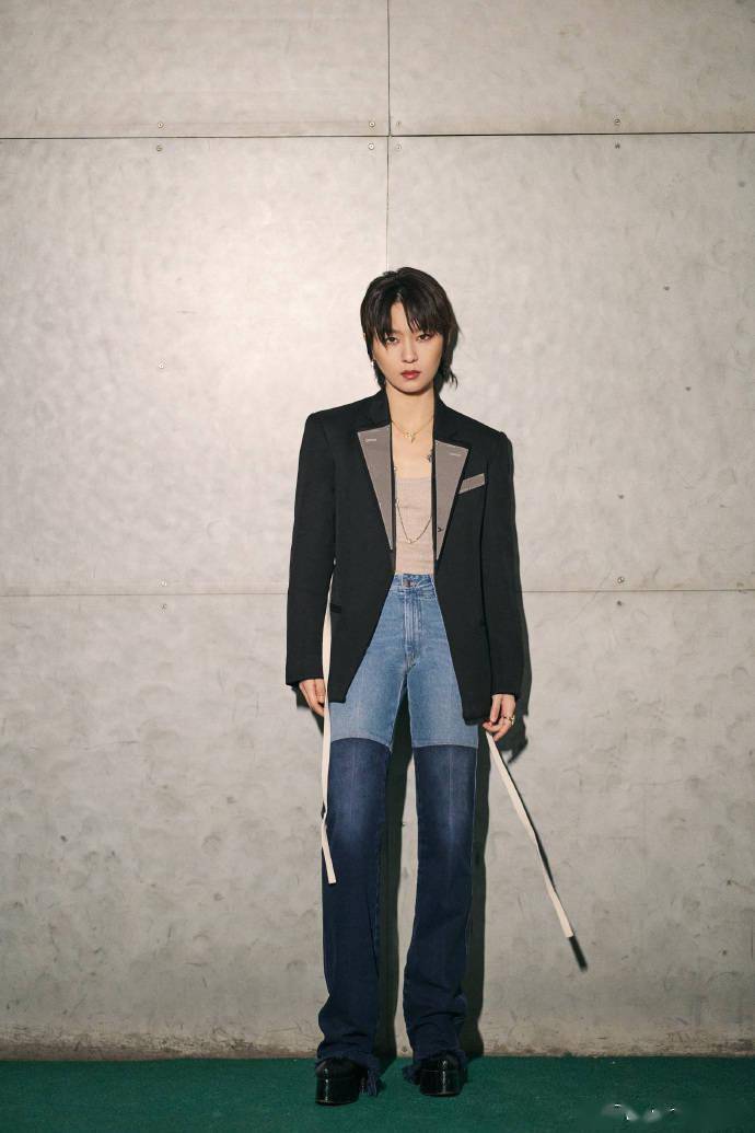 酷笔上线!周笔畅穿黑西装搭拼接牛仔裤随性摩登