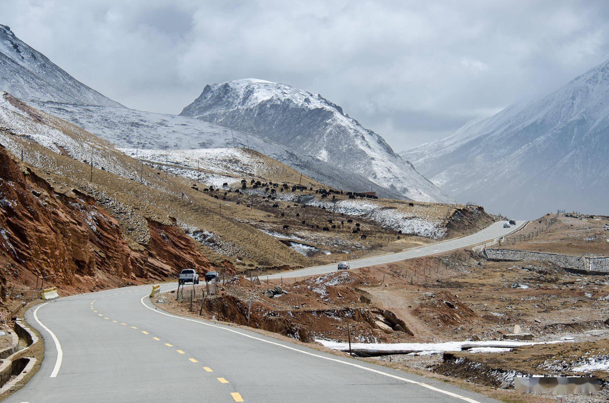 6,拉脊山旅游公路7,拉脊山顶雪霁初晴的拉脊山顶,由于雪水的消融,在