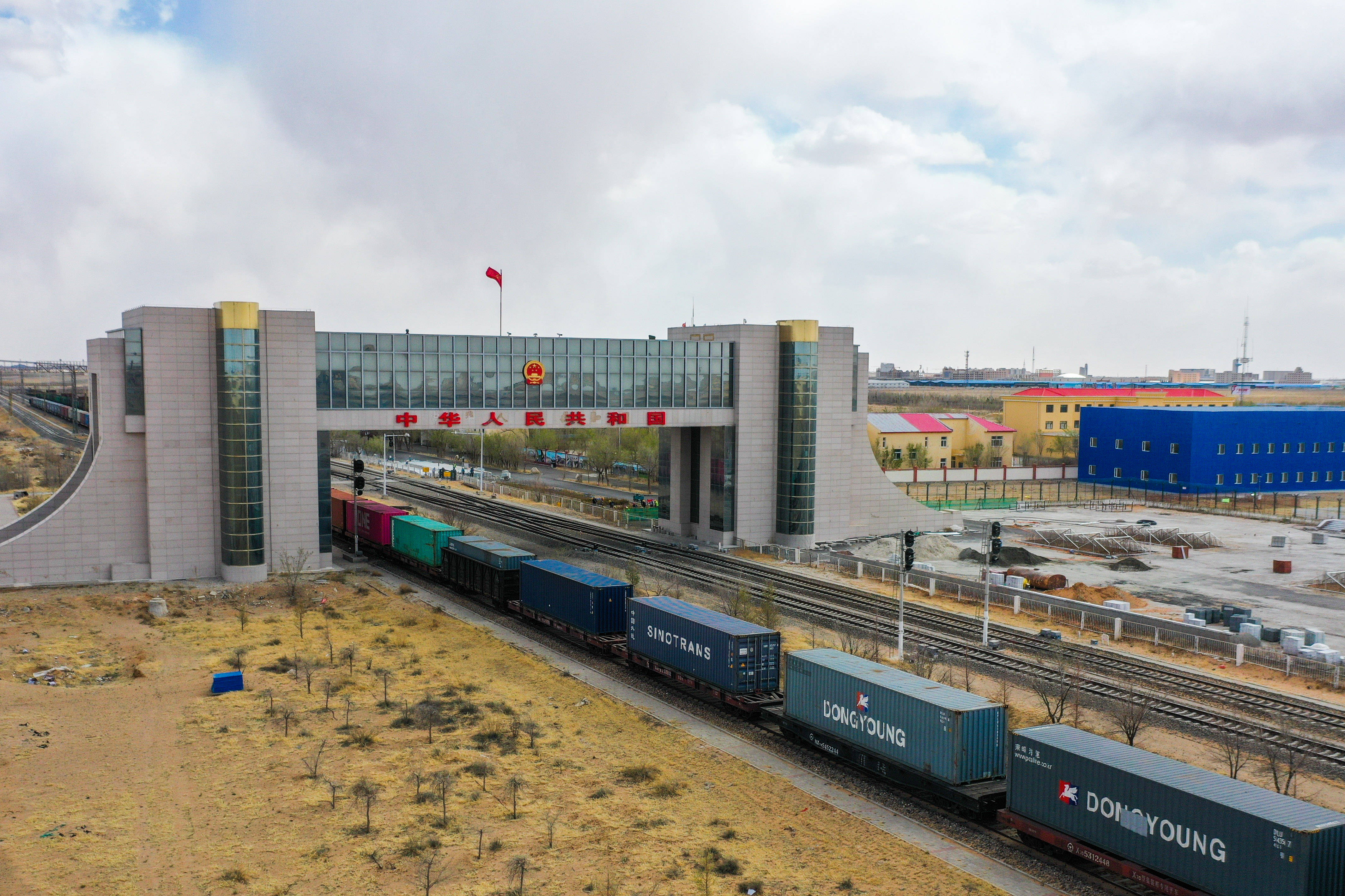 二连浩特口岸:中欧班列运输集装箱今年已突破8万标准箱