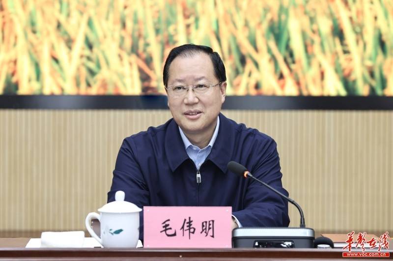 (4月27日,省委副书记,省长毛伟明赴省农业农村厅调研并主持召开座谈会