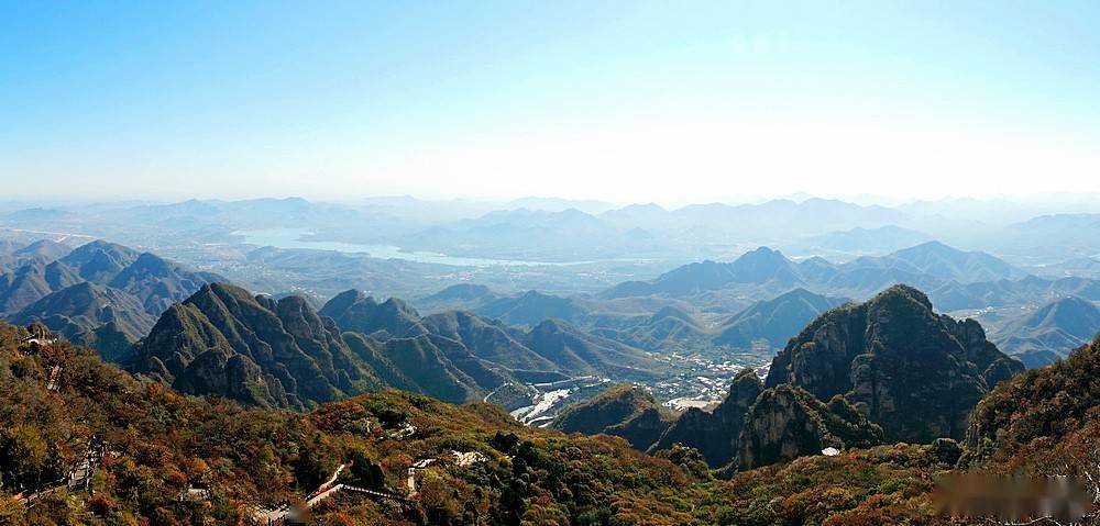 狼牙山由5坨,36峰组成,主峰莲花瓣海拔1105米,西,北两面峭壁千仞,东