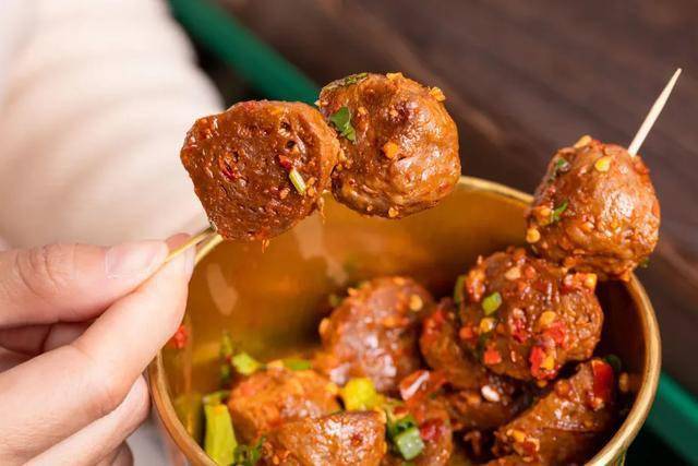 每一颗都是用新鲜牛肉,手工捶打出来的牛筋丸,弹性在线,肉感十足,一不