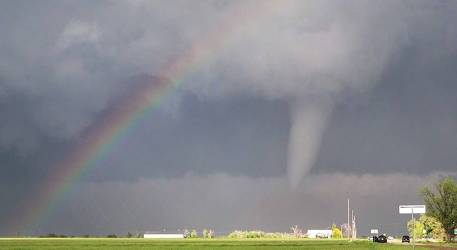 风暴|美国风暴追逐者拍到罕见景象：龙卷风与彩虹同时出现