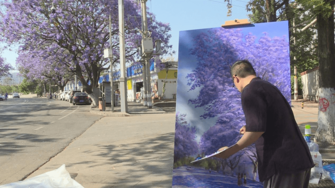 今年是吴天泽第二年来航天北路画蓝花楹,去年他在这里画了一幅蓝花楹