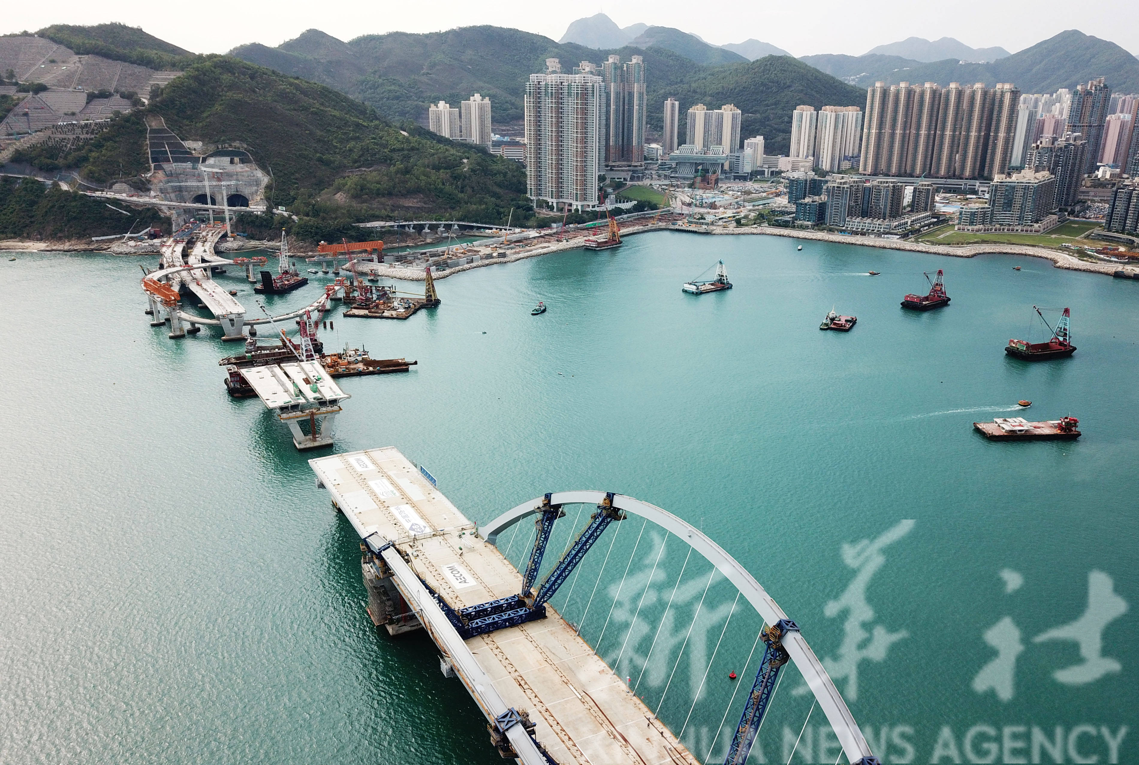 香港將軍澳大橋進行東西邊跨安裝工作