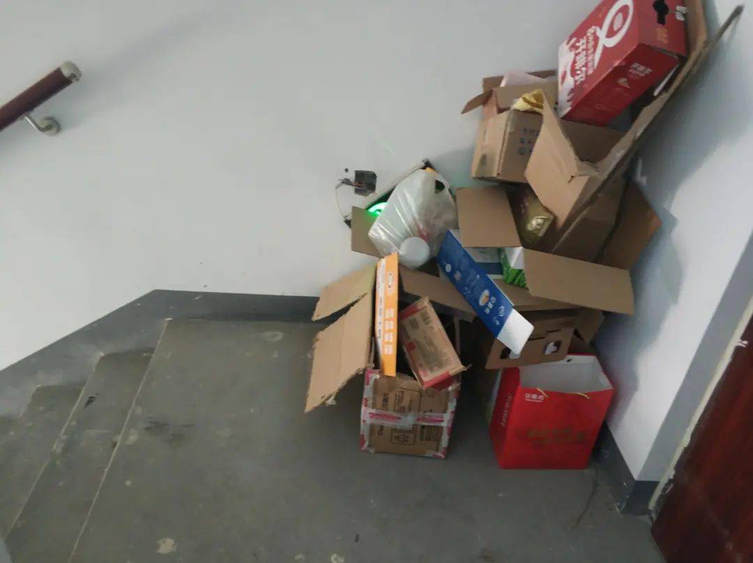 让楼道干净起来|楼道杂物多消防隐患大_小区