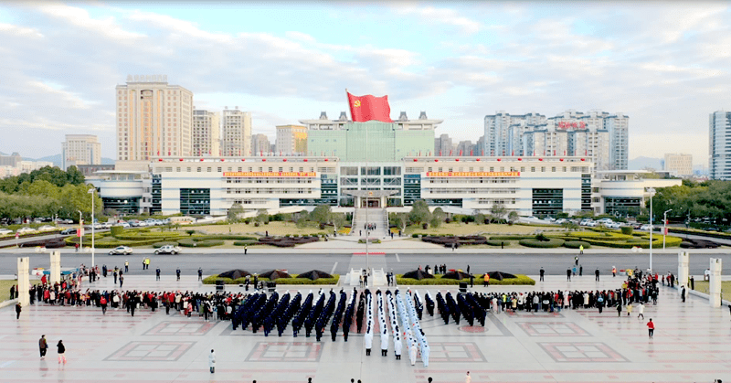 貴港人新世紀廣場五一舉行升旗儀式