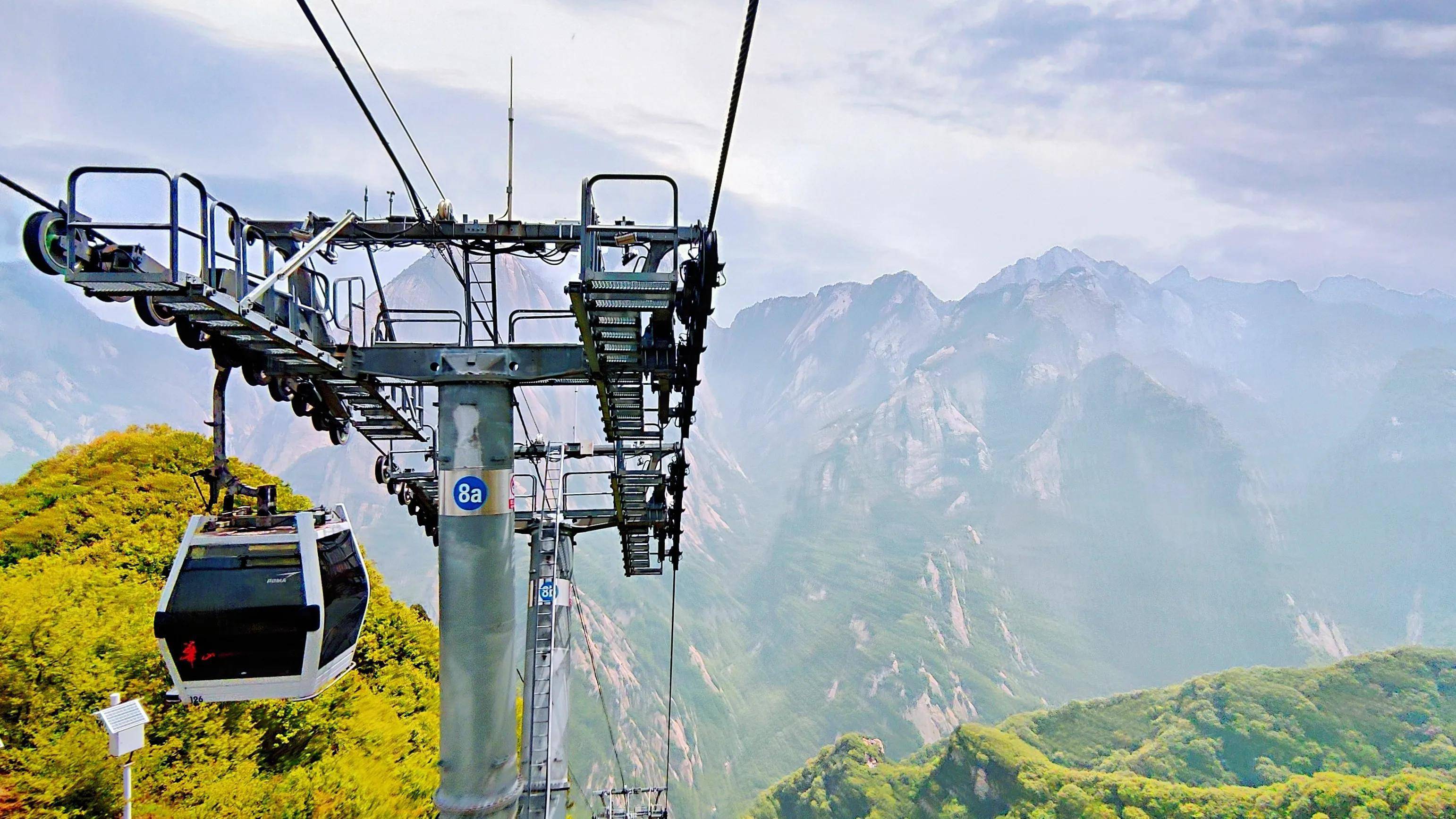 西峰索道线路斜长4211米,相对高差894米,支架28个,客运吊厢84个,吊厢