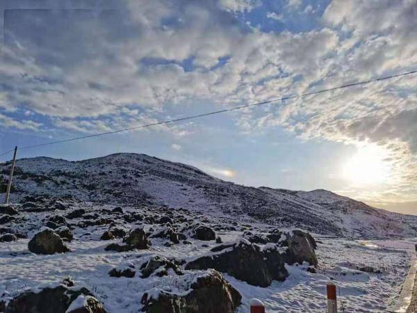 飞雪迎夏 曲靖会泽大海草山现"冬日"景观