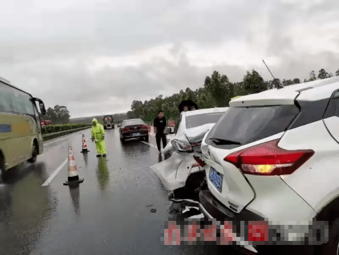 南寧高速上發生追尾事故前車車尾被撞凹車上還有一名懷孕9個月的孕婦