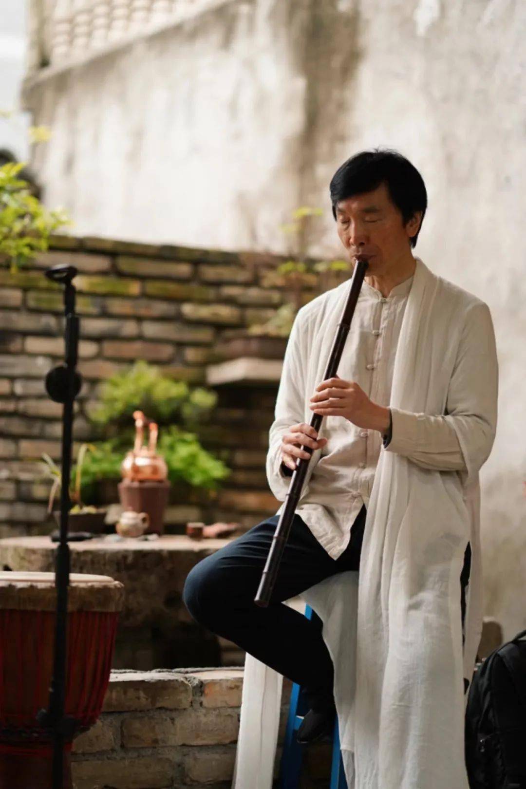 庭先生，从事笛箫演奏40多年。他也将加入大樟树市集，以箫声笑傲瓯江。