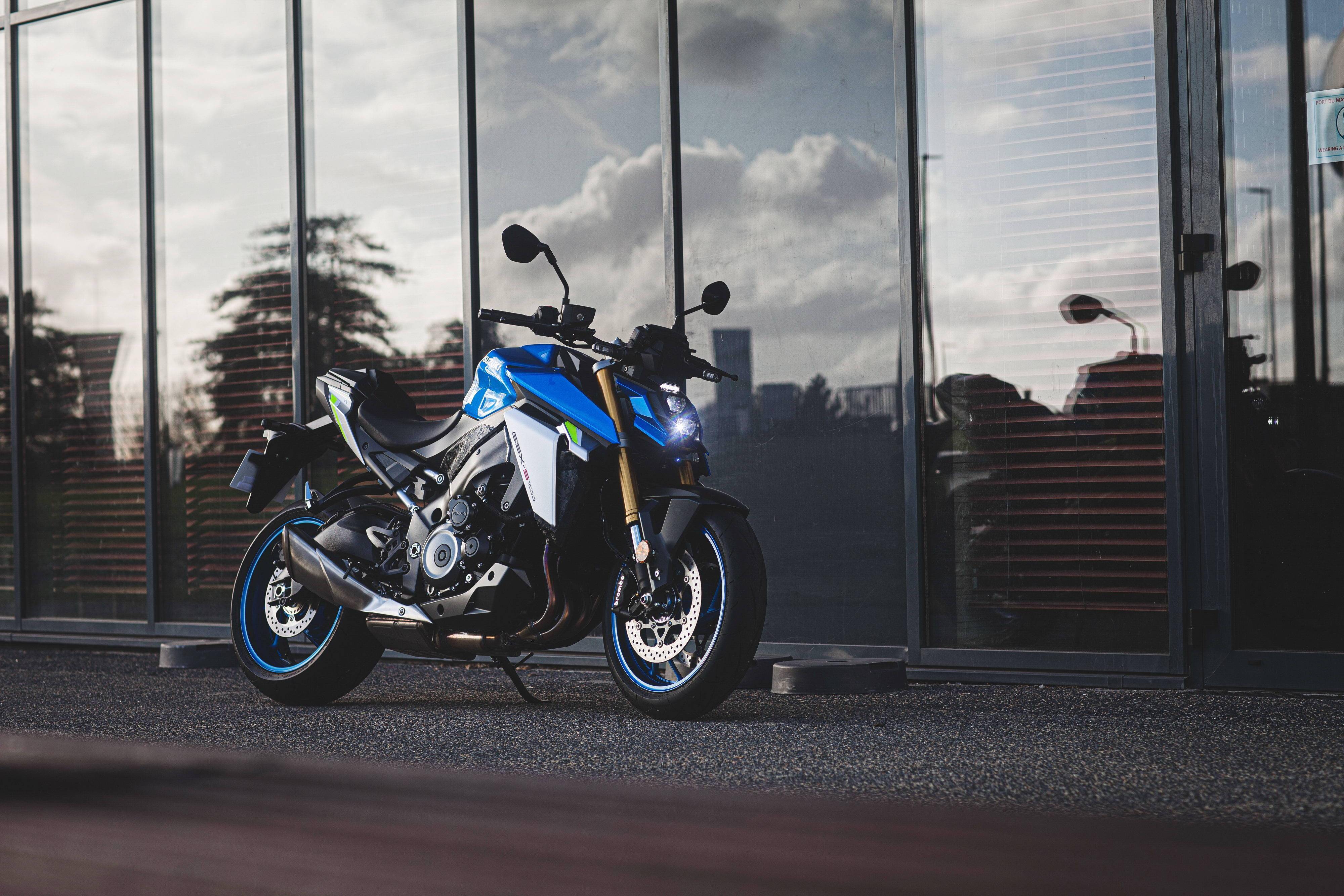 suzuki新一代运动街车2021gsxs1000户外特写