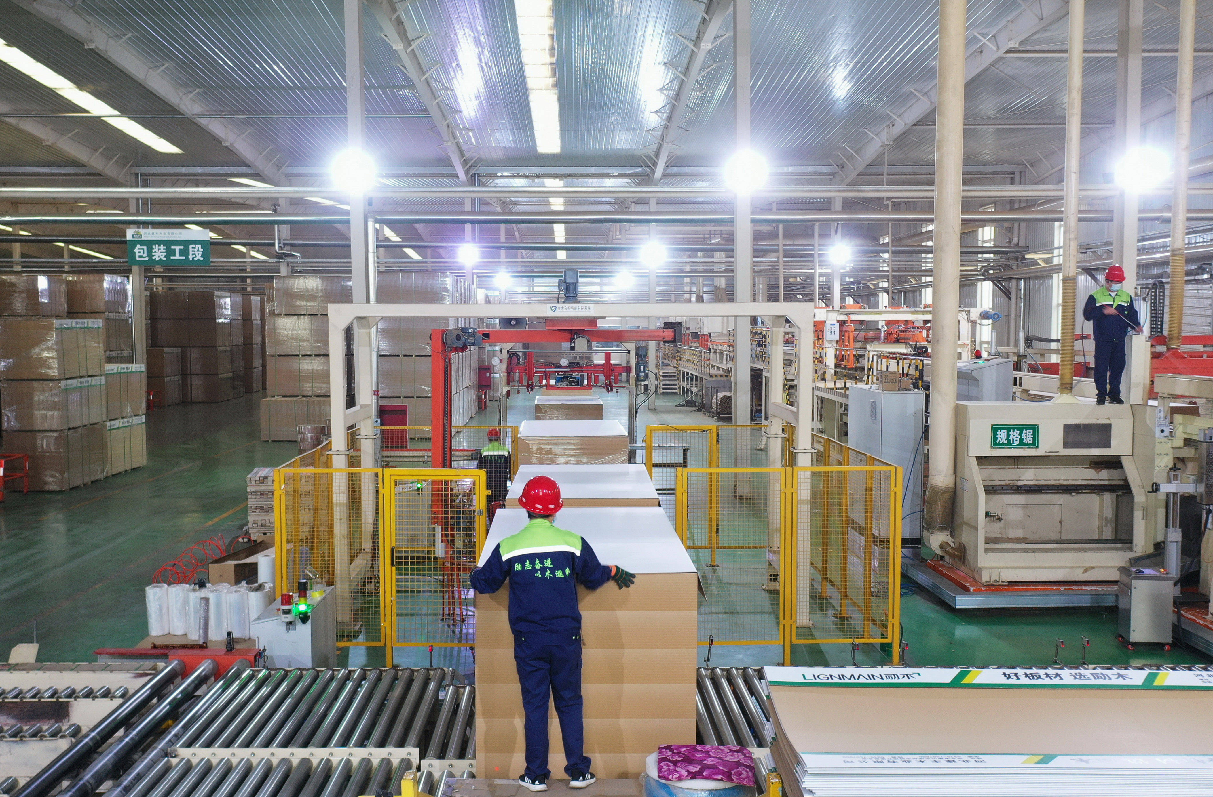 4月30日,滦州市东安各庄镇一家板材企业的工人在生产线上工作