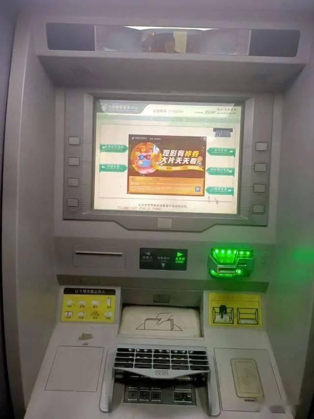 声称4月24日当天前往邮政银行atm柜台机上面取钱,系统提示取款成功