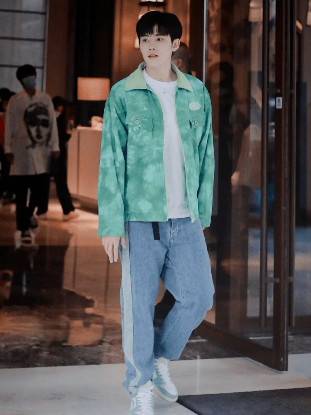 塌房男爱豆,倒是挺会打扮!