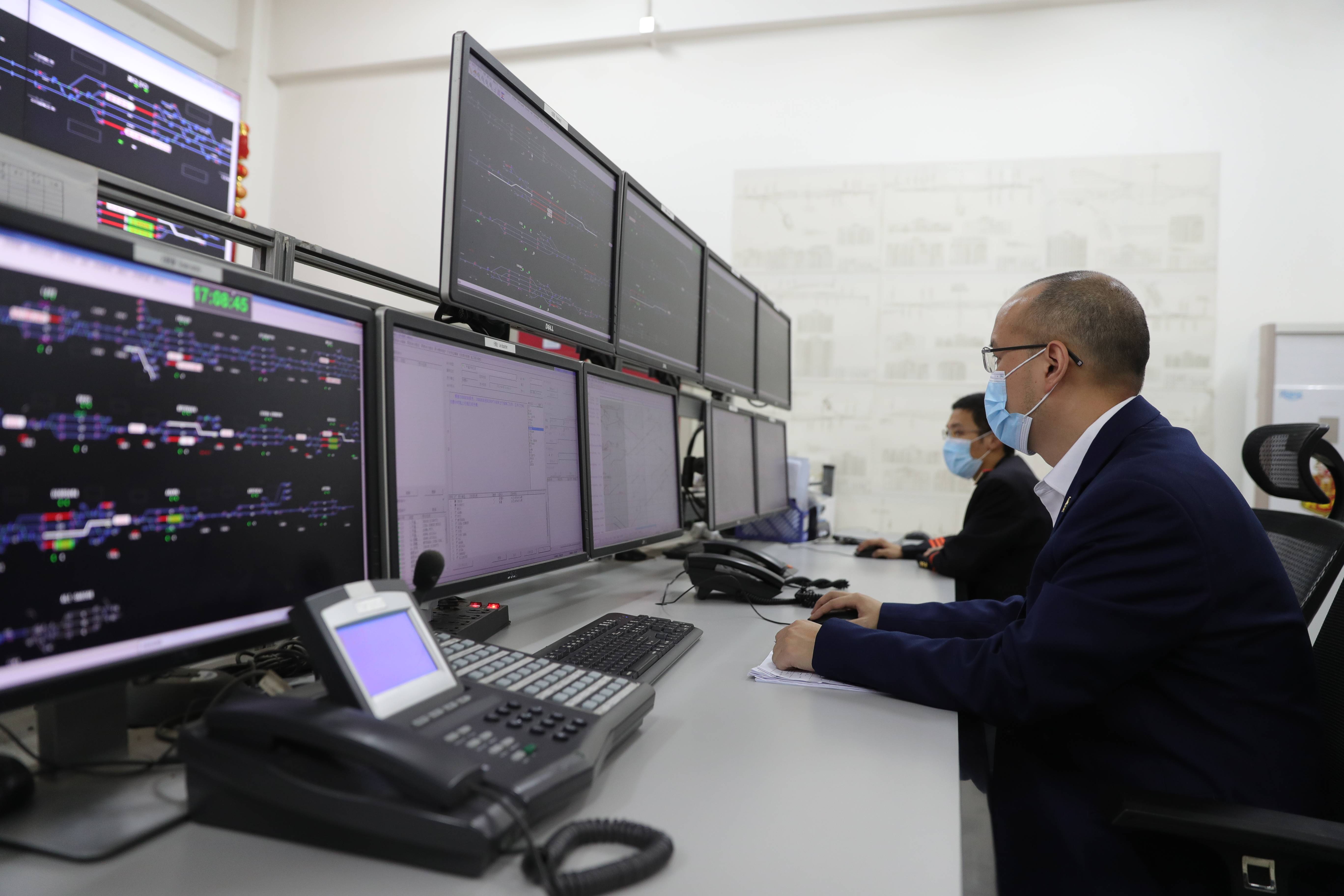 中国土木工程集团有限公司亚吉铁路控制中心员工执行现场调度工作