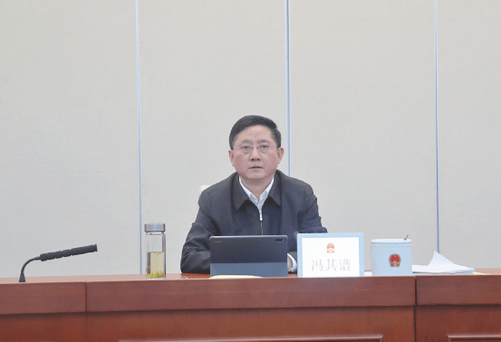 李君超主持专题询问图为市人大常委会副主任李玉娟在专题询问会上图为