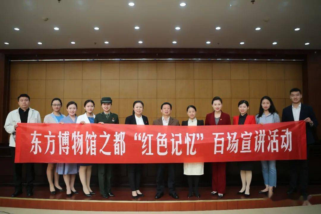 "1921年12月,身着长衫,工装的游天洋等先进分子,怀着对共产主义的坚定