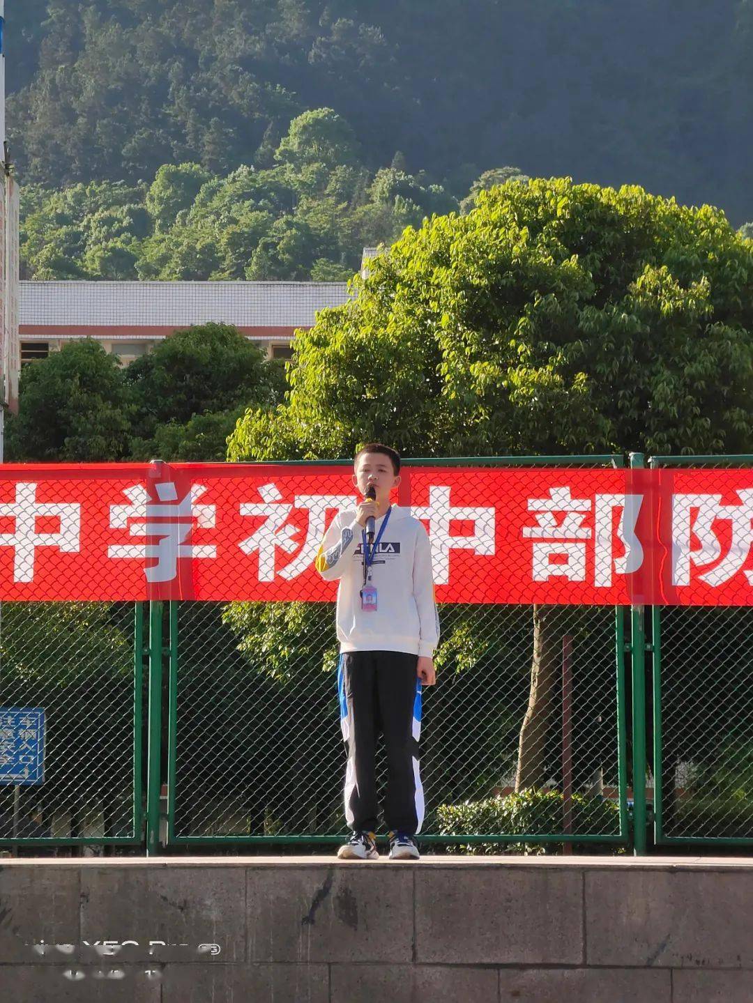 珍爱生命远离溺水筠连县中学初中部防溺水安全教育签名活动