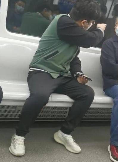 大连地铁上一小伙指着老人鼻子骂周围乘客怒了