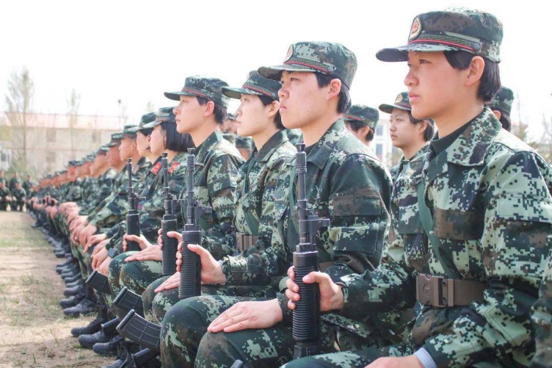 所有粉丝,你们心心念念的女兵来了_军营