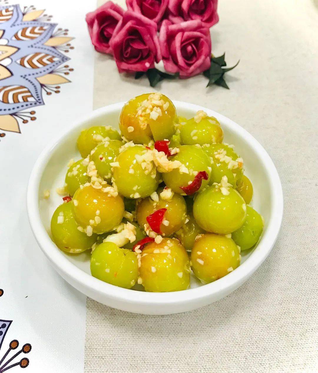 凉拌李子:汁多味美,酸辣可口,生津开胃