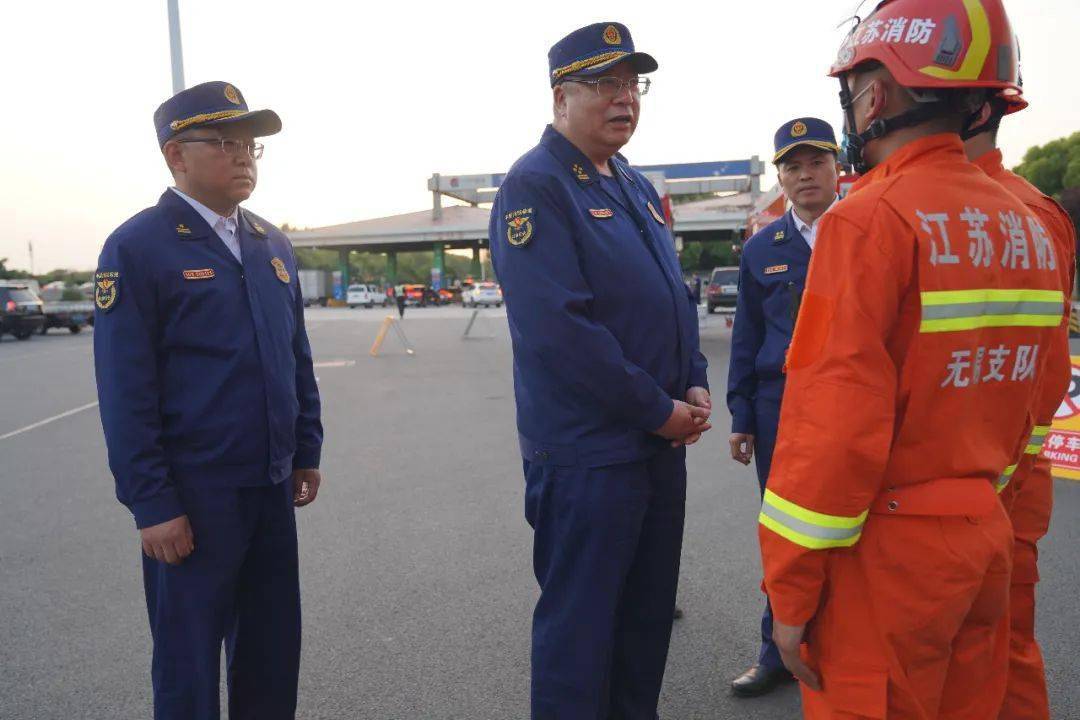 周詳總隊長檢查指導節日高速公路消防救援力量前置執勤情況