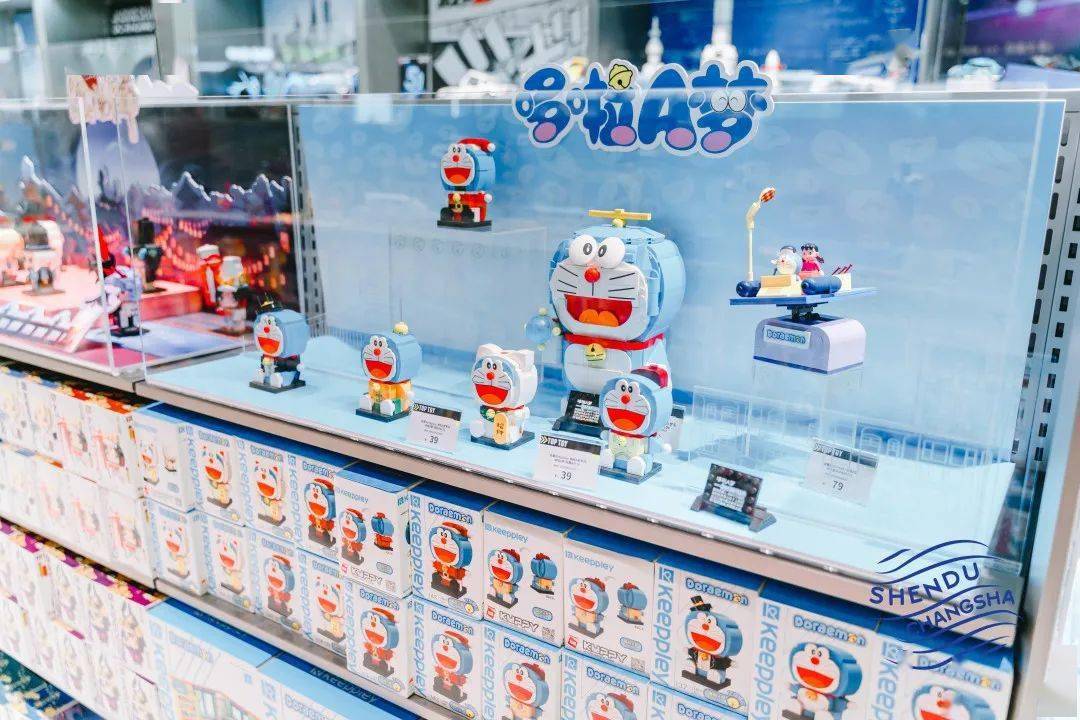 排队堪比茶颜悦色!长沙网红新地标TOP TOY全球潮玩集合店空降国金街!_娃娃