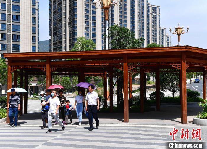 等红绿灯不怕日晒雨淋了十字路口建大型遮阳棚