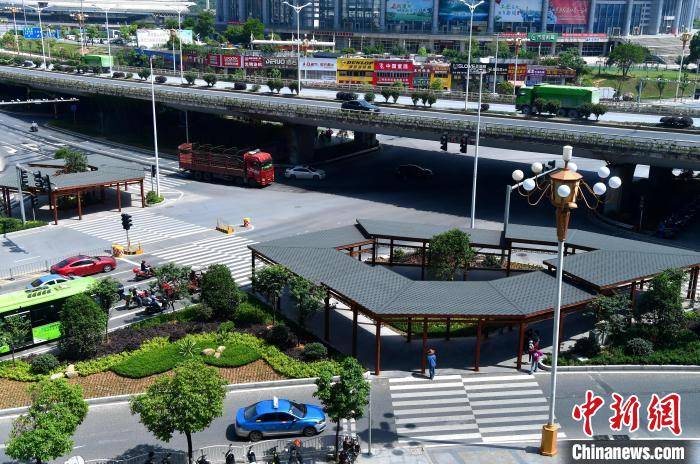 等红绿灯不怕日晒雨淋了十字路口建大型遮阳棚