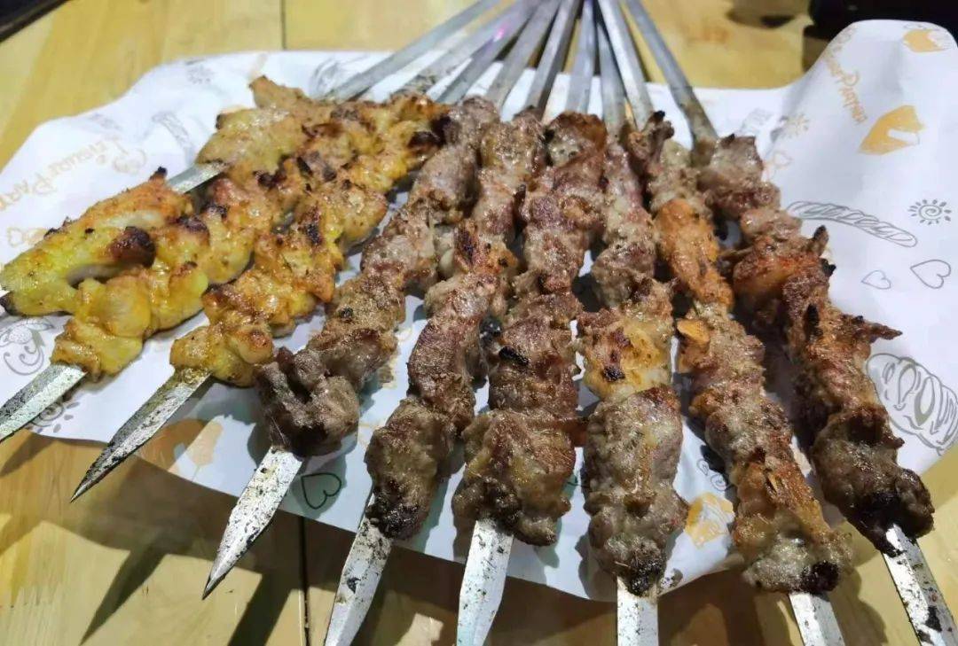 吃货小布搜食记丨烧烤、火锅、小龙虾……你想要的这里都有!小布夜宵秘密基地大曝光!
