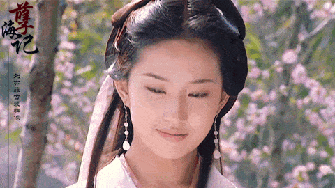 比如公认的顶配颜值刘亦菲,坐实神仙姐姐的古装造型就是中分.