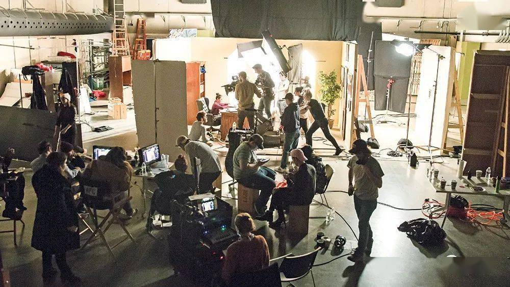 影片结束后还会有更为详细的电影制作人员名单,包括美术指导,布景师