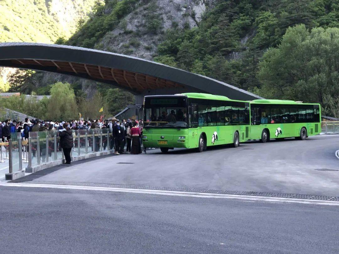 五一小长假九寨沟景区游客渐增有序游览不扎堆